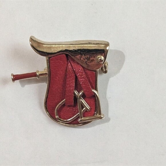 Vintage Equestrian Saddle Brooch Pin Gold-Tone With Red Enamel Accents horse - Picture 8 of 8